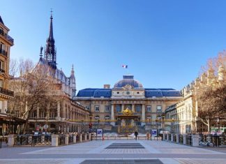 Chiêm ngưỡng kiến trúc đồ sộ của tòa nhà Palais de Justice khi du lịch Bỉ Chiêm ngưỡng kiến trúc đồ sộ của tòa nhà Palais de Justice khi du lịch Bỉ